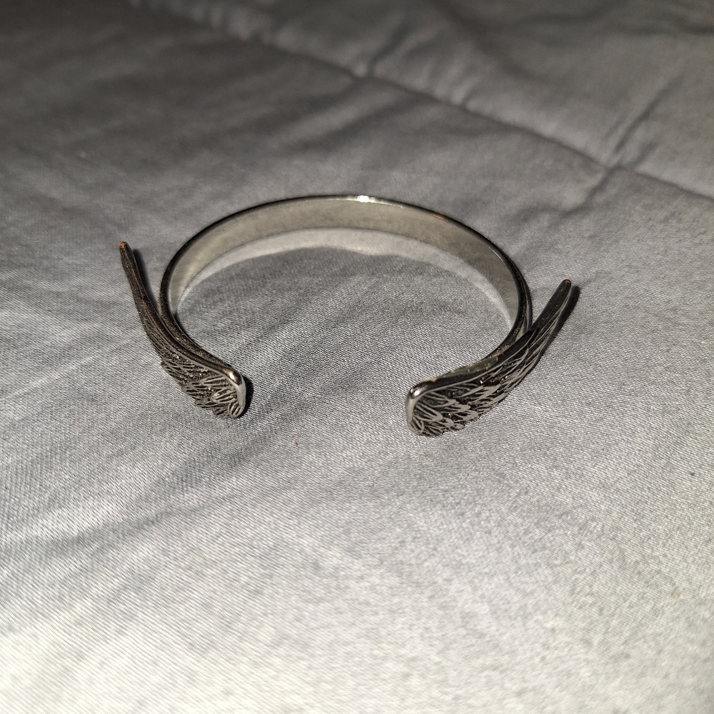 ADD TO ANY ORDER FOR FREE Silver Angel Wings Bangle
